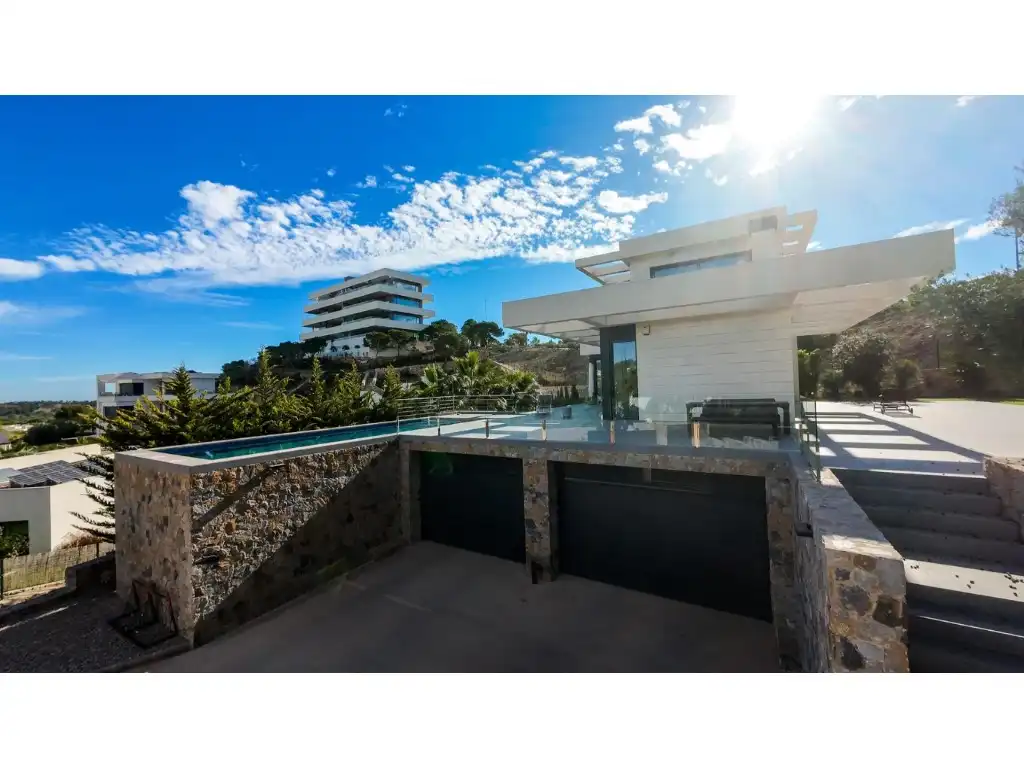 House with pool for sale in Avenida de las Colinas, imagen 5
