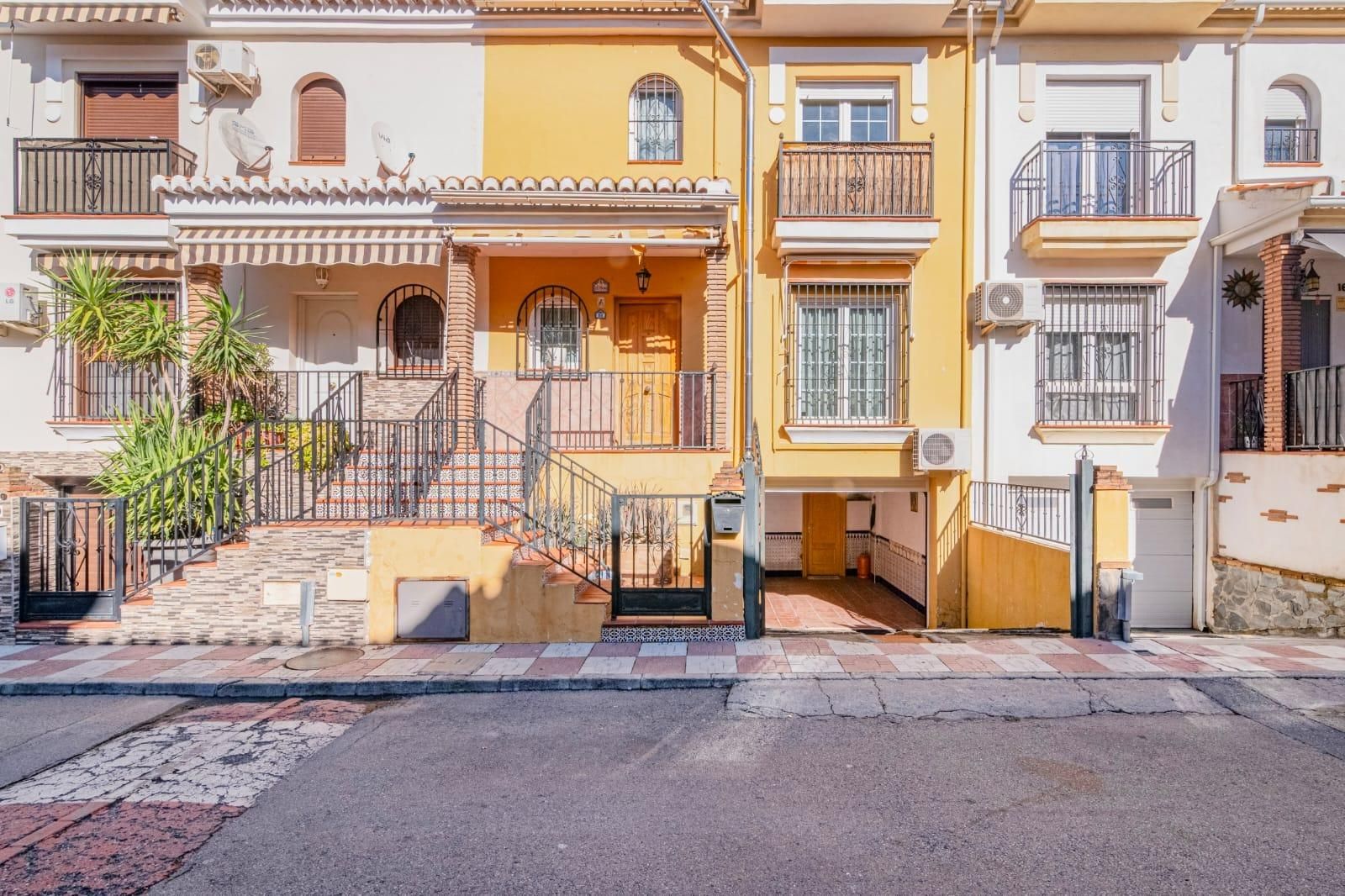 Vista exterior de Casa adosada en venda en Cúllar Vega amb Aire condicionat, Calefacció i Jardí privat