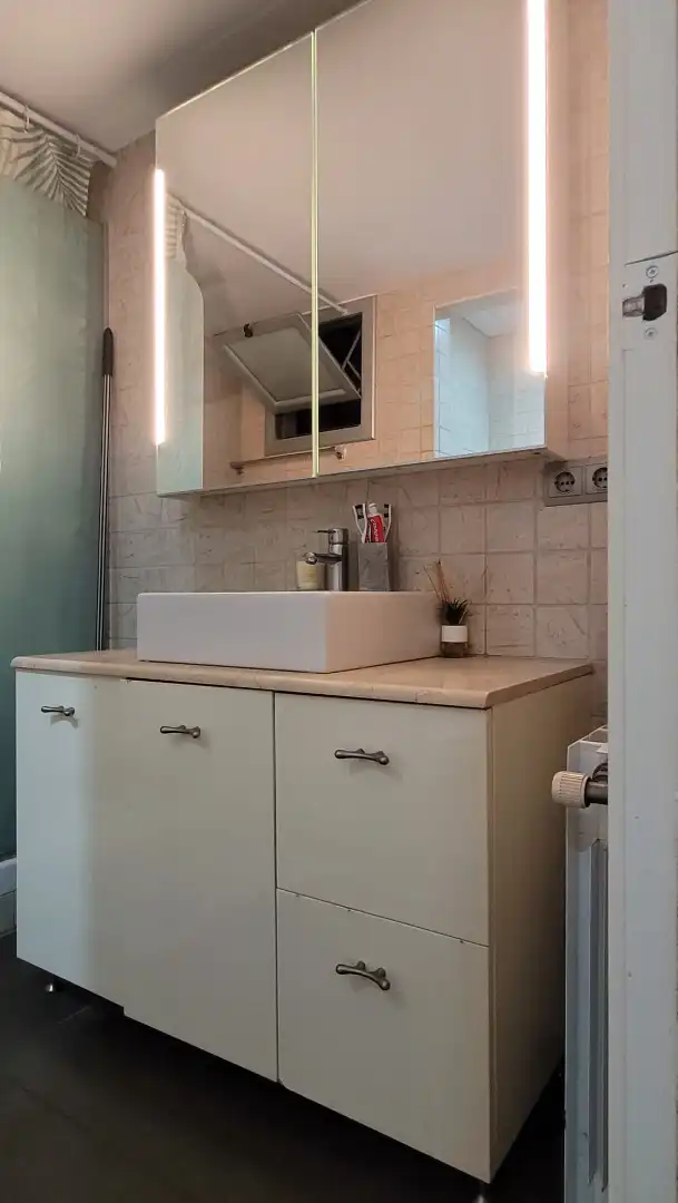 Badezimmer von Wohnung zum Verkauf in Barcelona mit Klimaanlage und Ofen