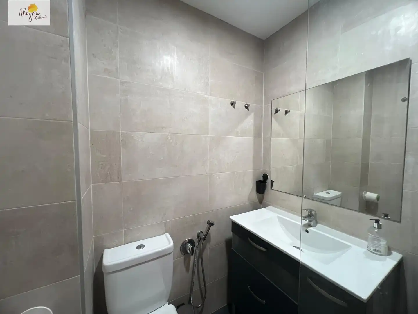 Baño de Piso en venta en Valencia con Aire acondicionado, Terraza y Amueblado