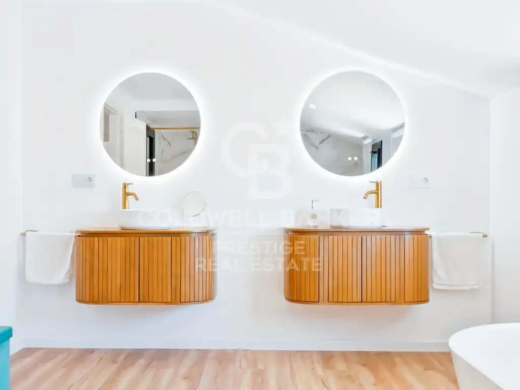 Bathroom of Houses for sale in Esplugues de Llobregat