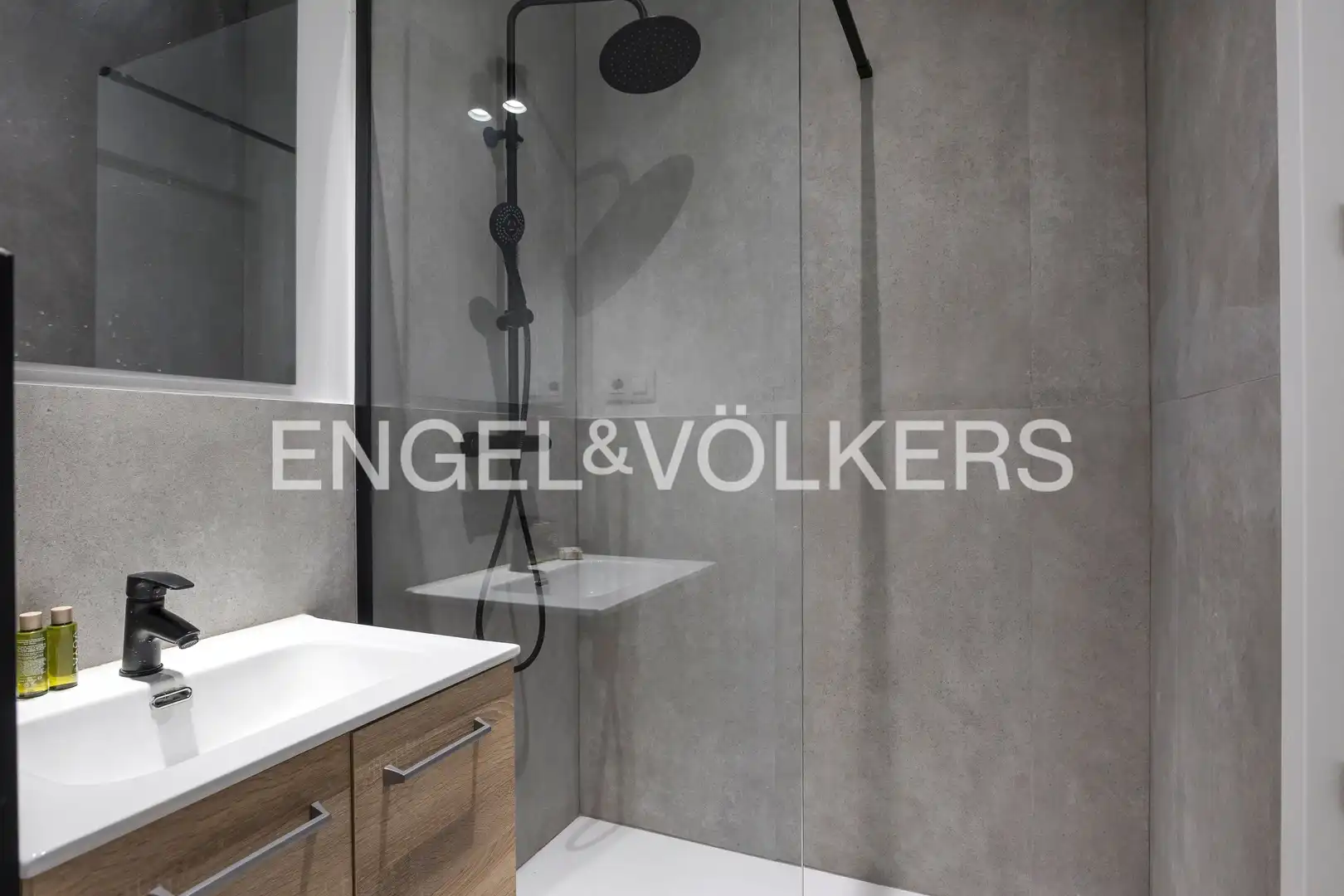 Baño de Piso de alquiler en San Sebastián de los Reyes con Aire acondicionado y Calefacción