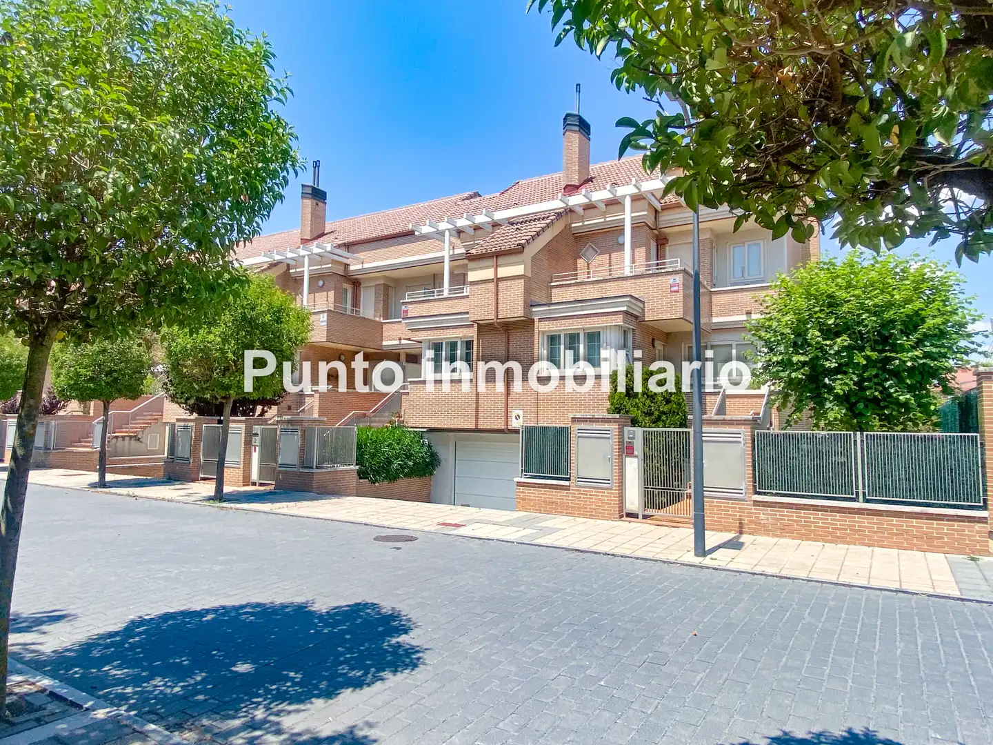 Vista exterior de Casa adosada de alquiler en Valladolid con Aire acondicionado, Calefacción y Jardín privado