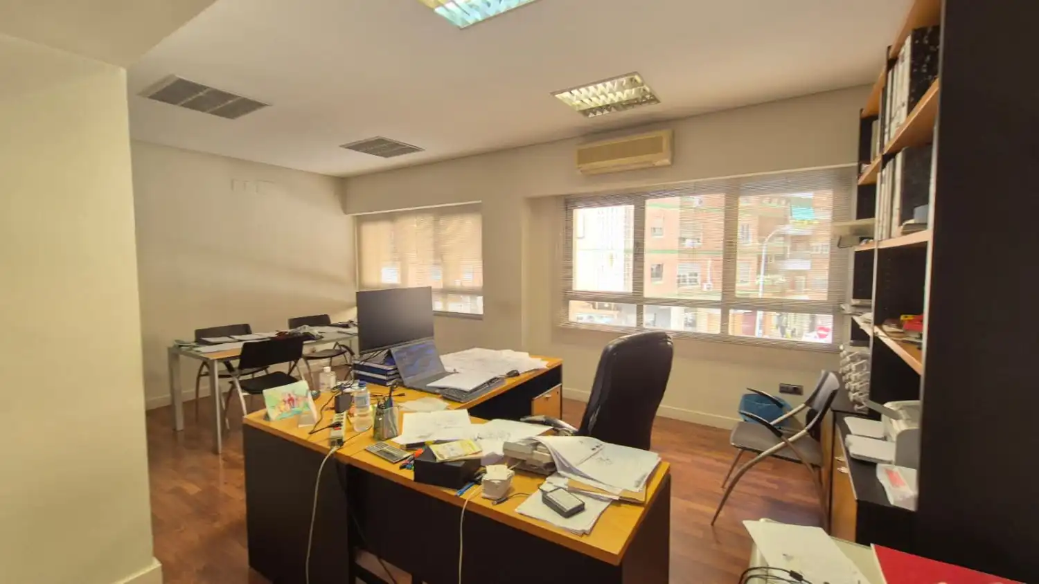 Büro zum Verkauf in Badajoz mit Klimaanlage, Heizung und Terrasse
