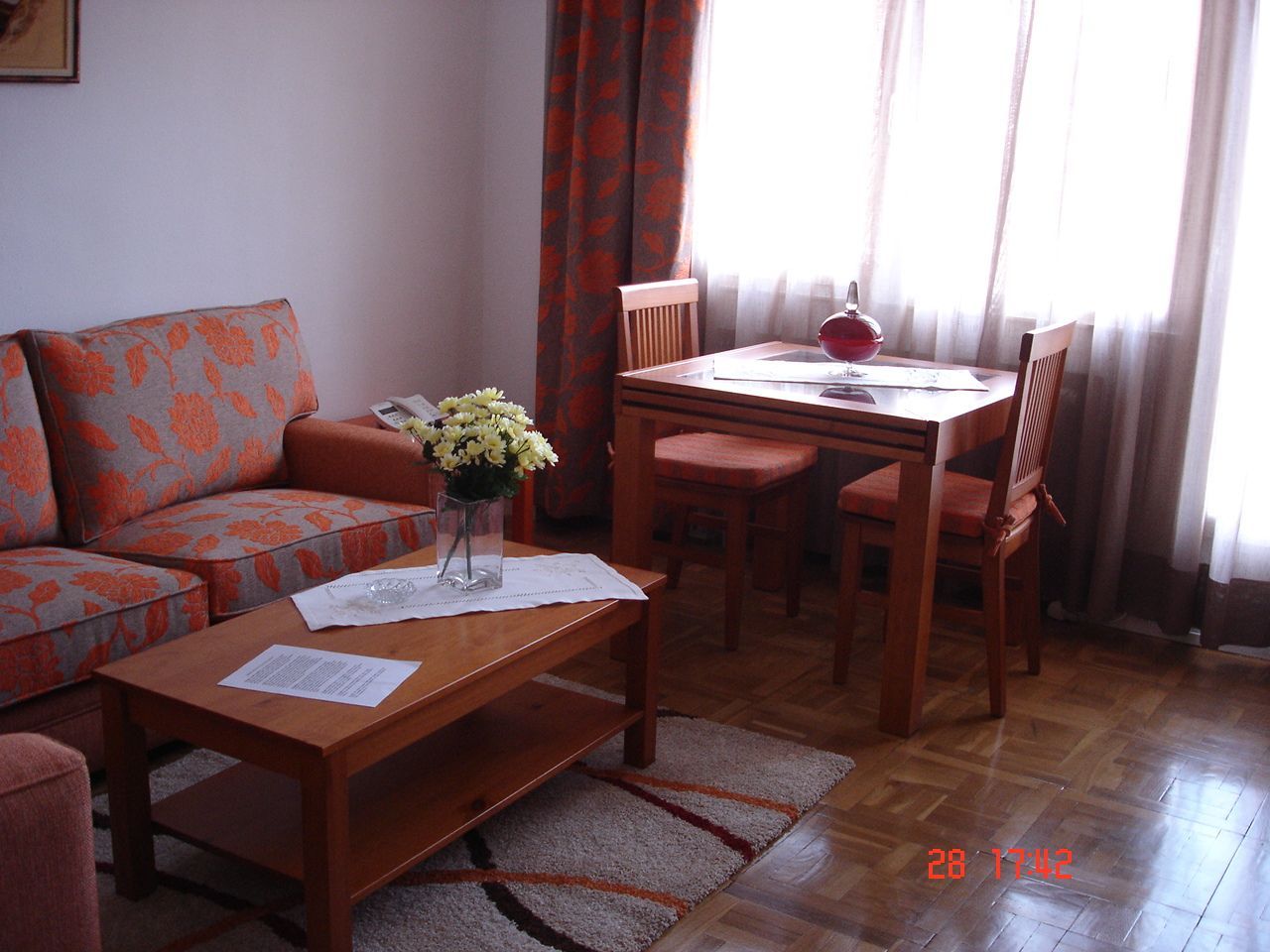 Living room of Flat to rent in  Madrid Capital  with Air Conditioner, Parquet flooring and Terrace