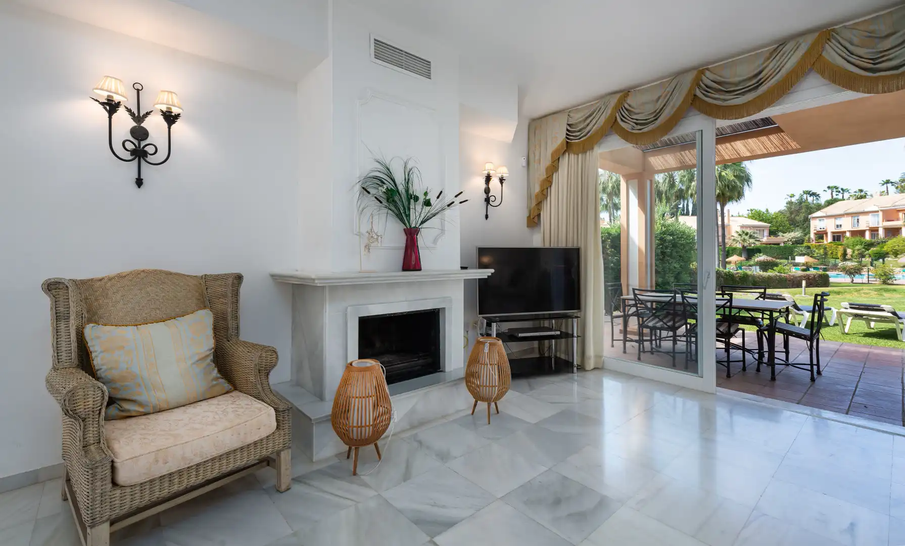 Sala de estar de Casa adosada en venta en Benahavís con Aire acondicionado, Terraza y Piscina