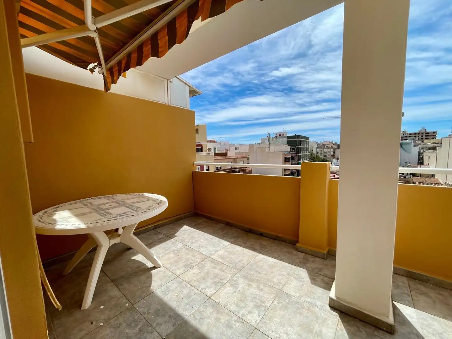 Terrasse von Dachboden zur Miete in Torrevieja mit Klimaanlage, Heizung und Möbliert