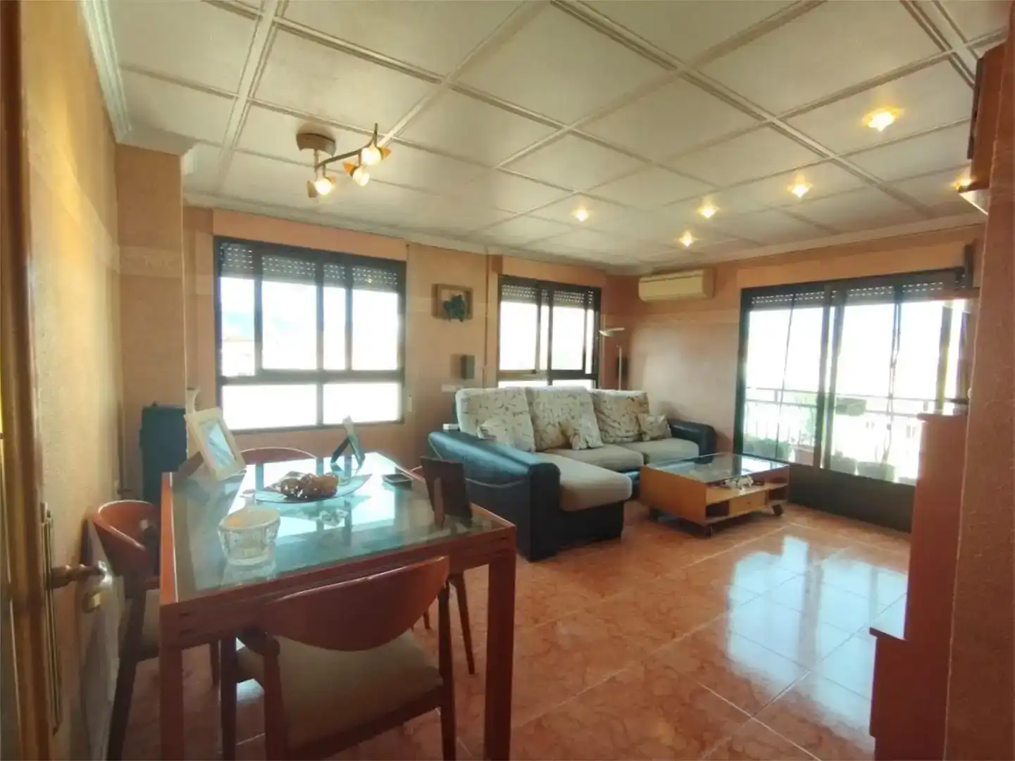 Living room of Flat for share in Elda  with Air Conditioner, Furnished and Balcony
