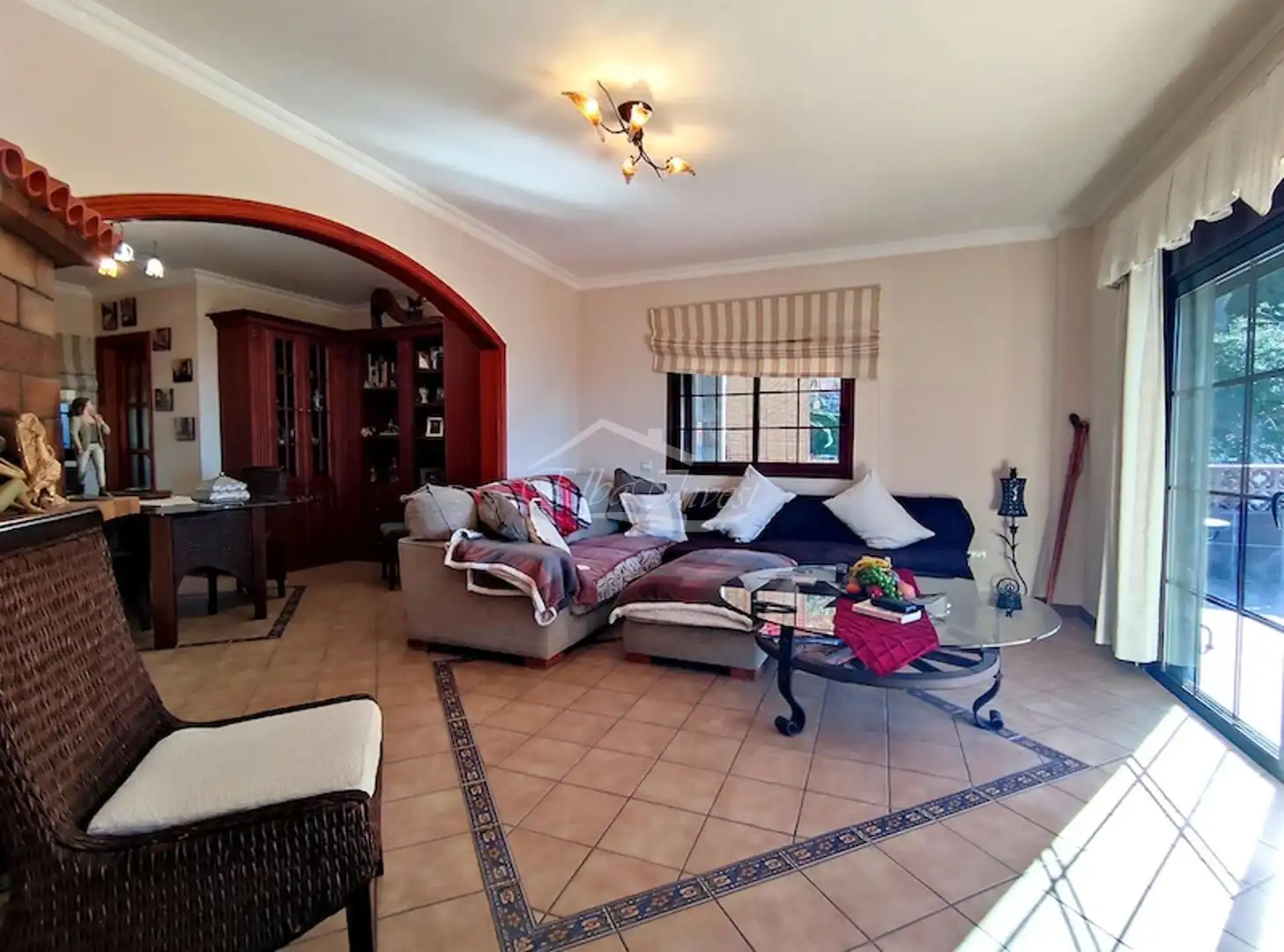 Sala d'estar de Casa o xalet en venda en Santiago del Teide amb Jardí privat, Terrassa i Moblat