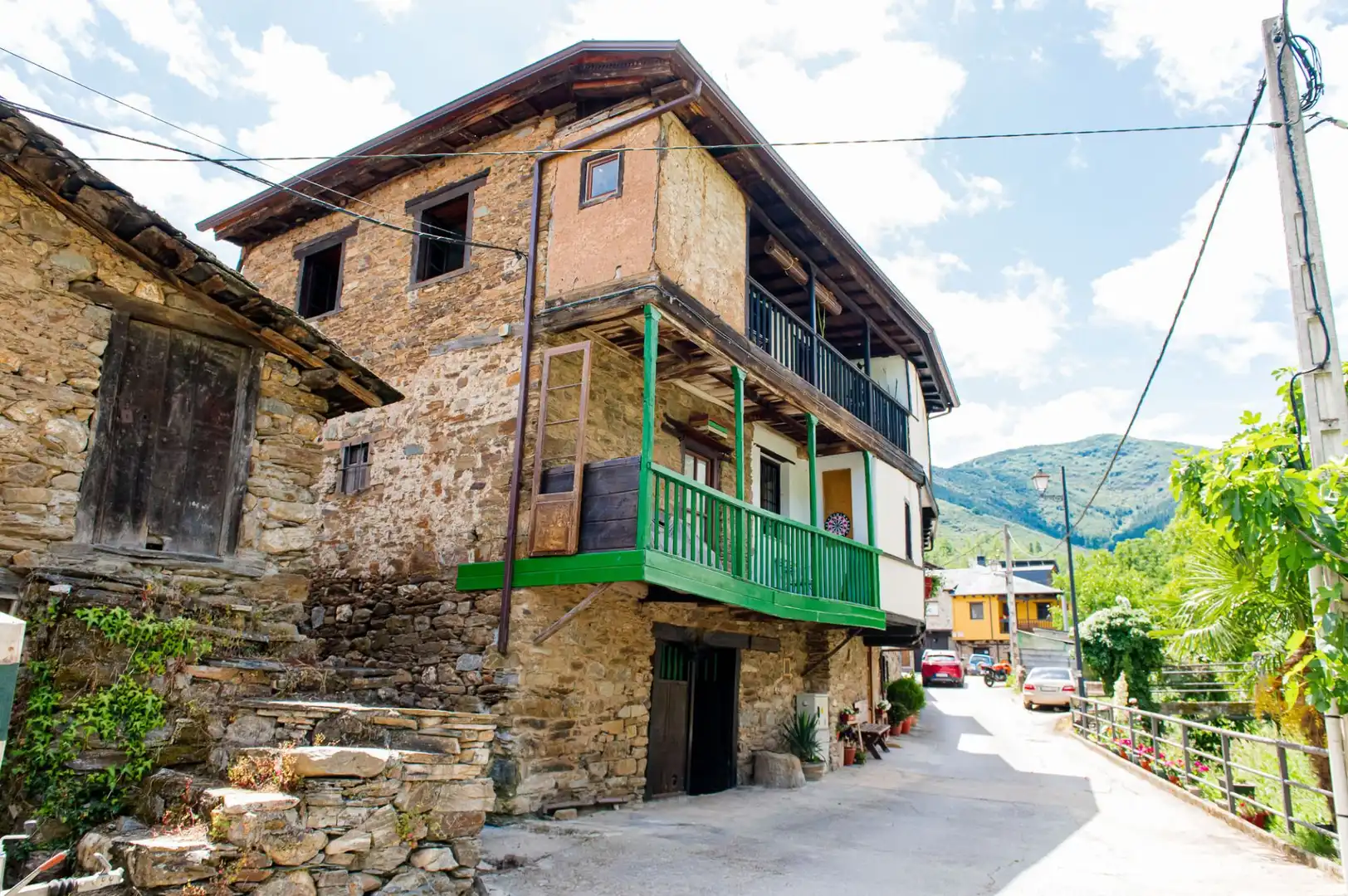 Vista exterior de Casa o chalet en venta en Ponferrada con Calefacción, Terraza y Trastero