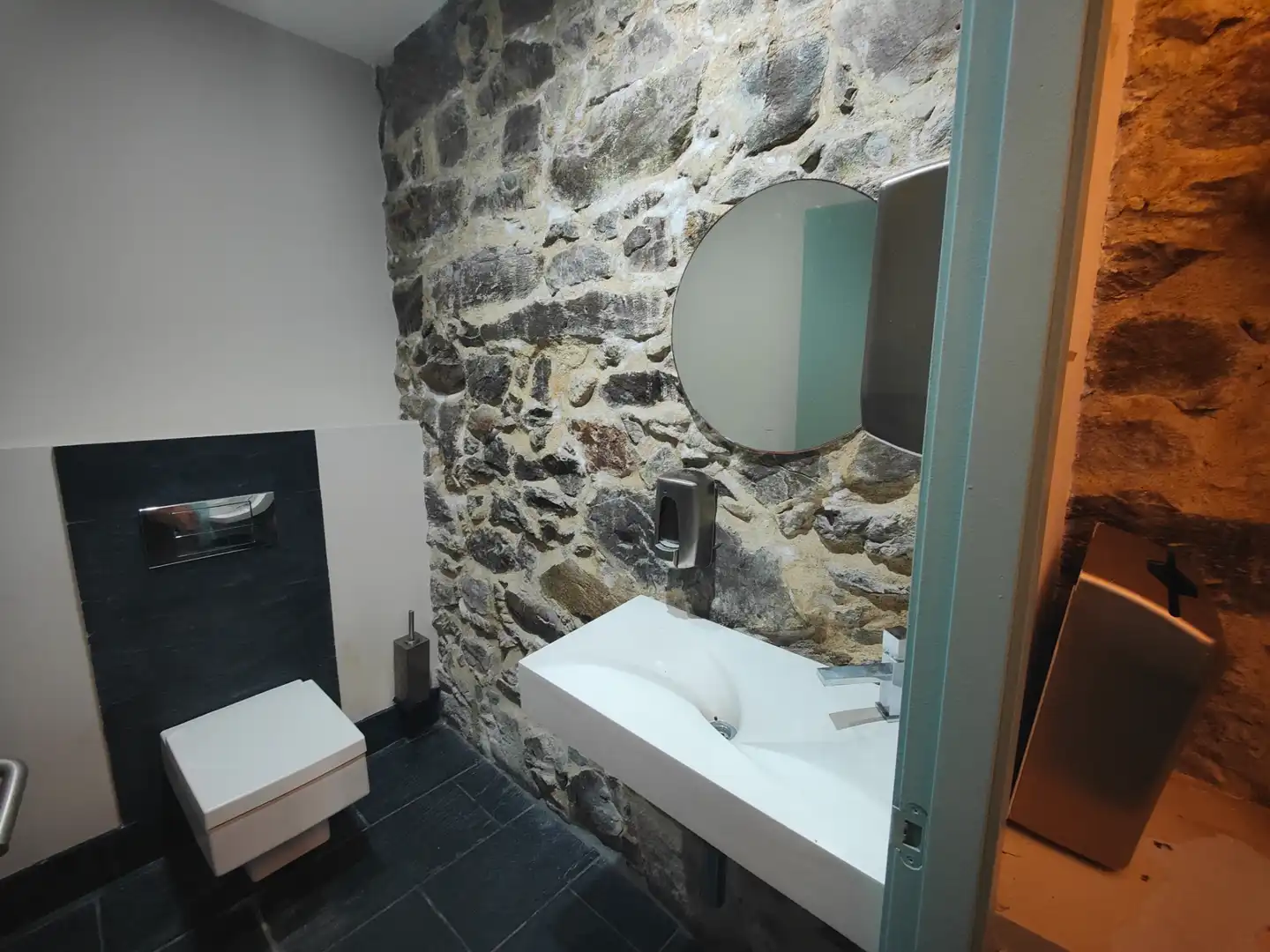 Bathroom of Commercial properties for rent in Vigo   with Air Conditioner