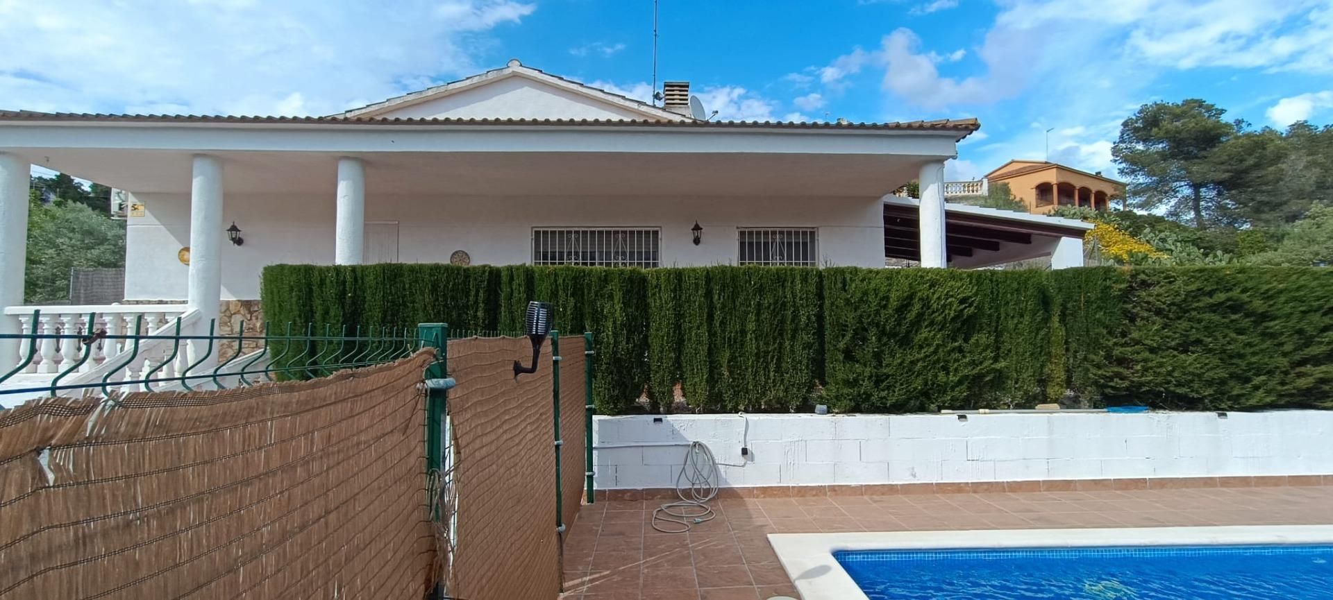 Vista exterior de Casa o xalet en venda en Olivella amb Jardí privat, Terrassa i Piscina