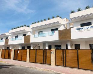 Vista exterior de Casa adosada en venda en Torrevieja amb Piscina