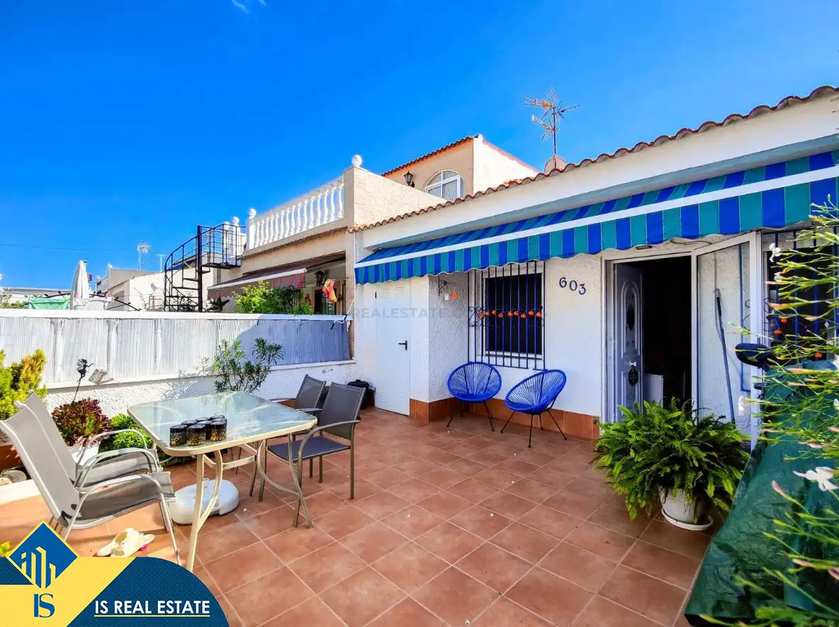 Terrassa de Casa adosada en venda en Torrevieja amb Aire condicionat, Calefacció i Jardí privat