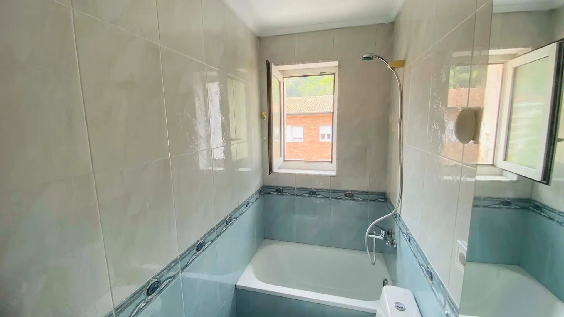 Baño de Piso de alquiler en San Martín del Rey Aurelio con Trastero, Amueblado y Horno