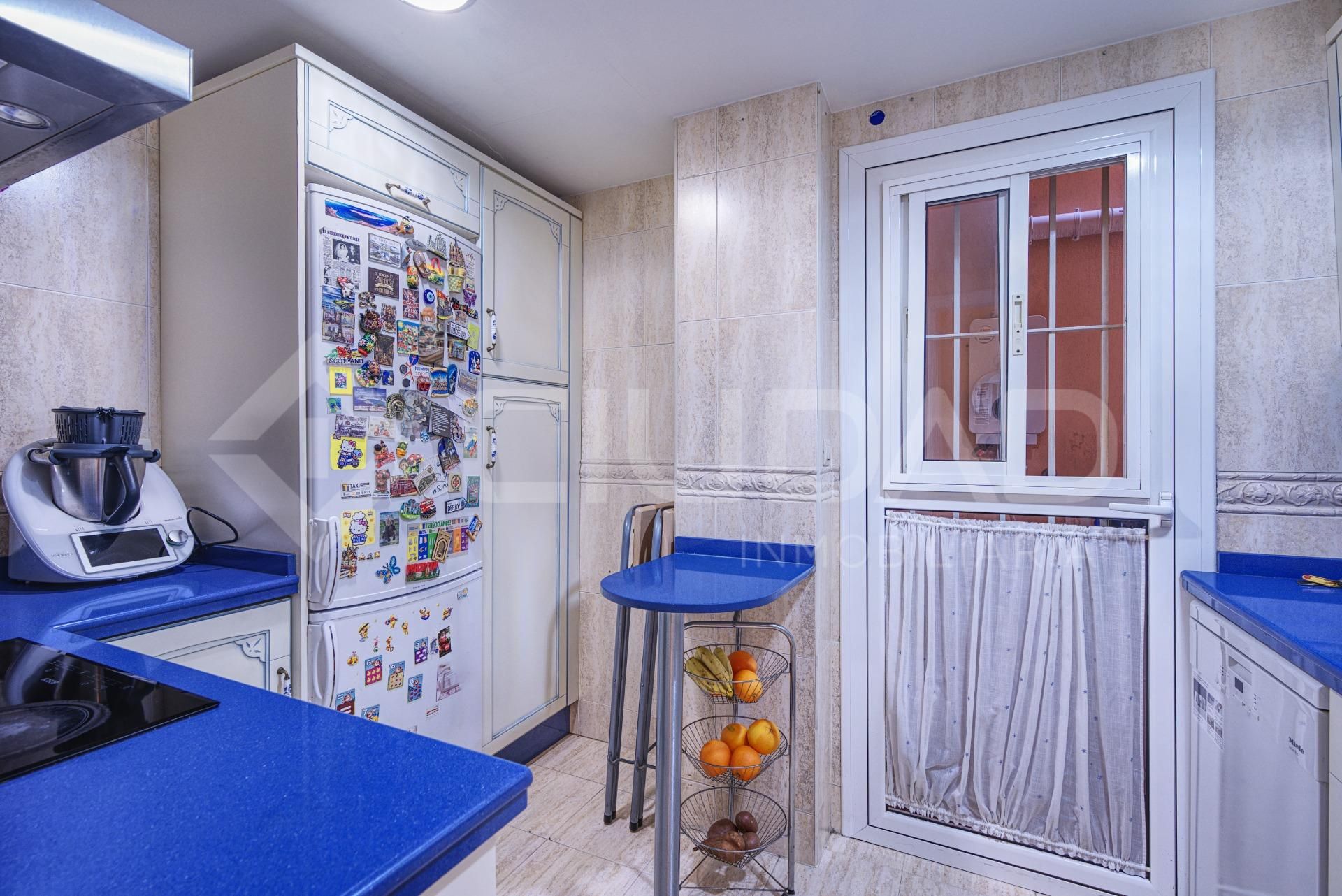 Cuina de Pis en venda en Tomares amb Aire condicionat, Jardí privat i Piscina comunitària