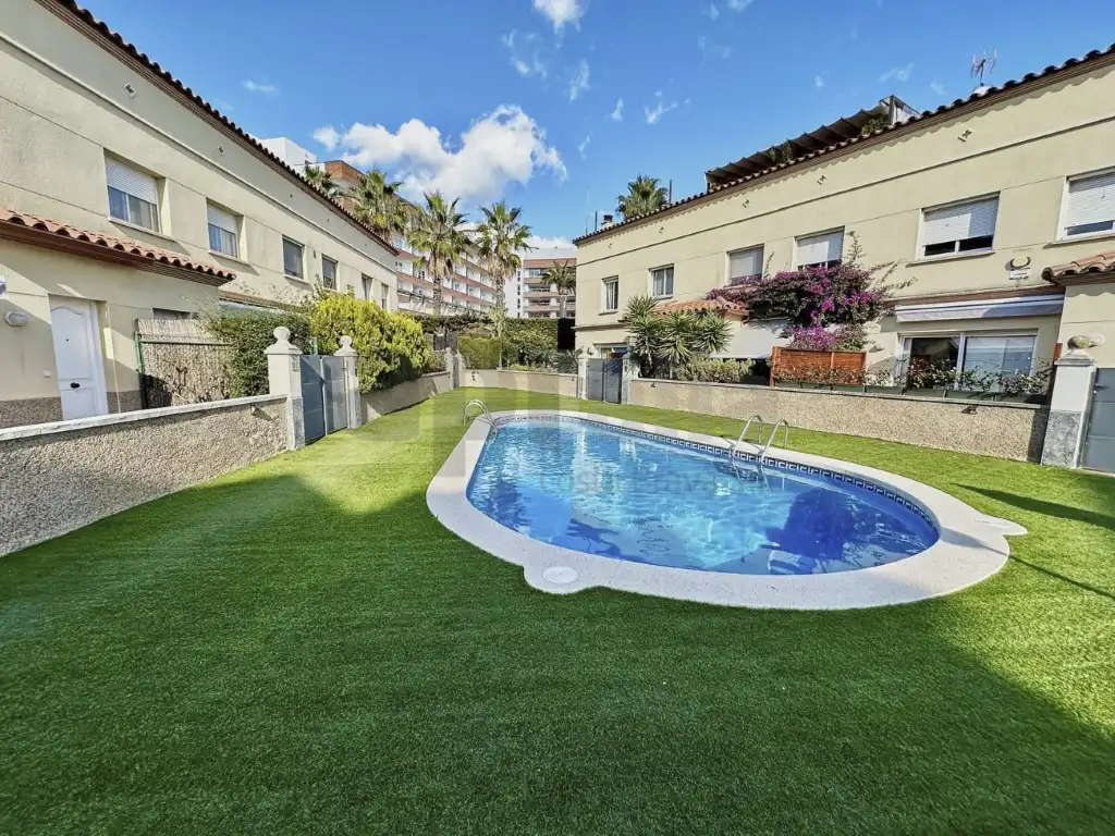Piscina de Casa adosada en venta en Lloret de Mar con Calefacción, Jardín privado y Terraza