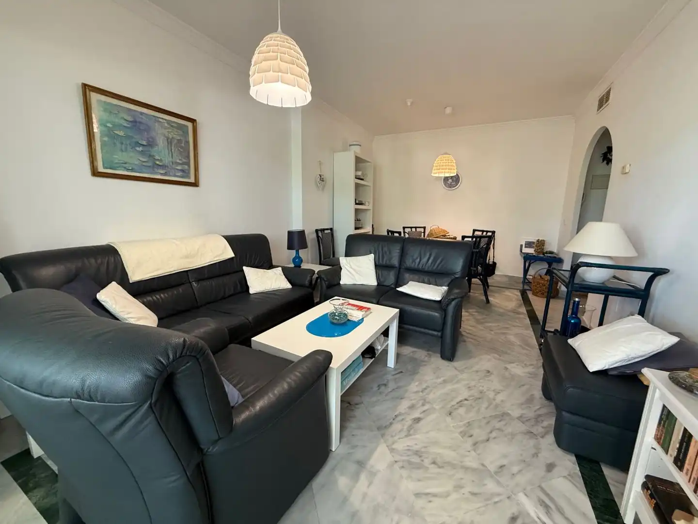Sala d'estar de Pis en venda en Marbella amb Aire condicionat, Terrassa i Moblat