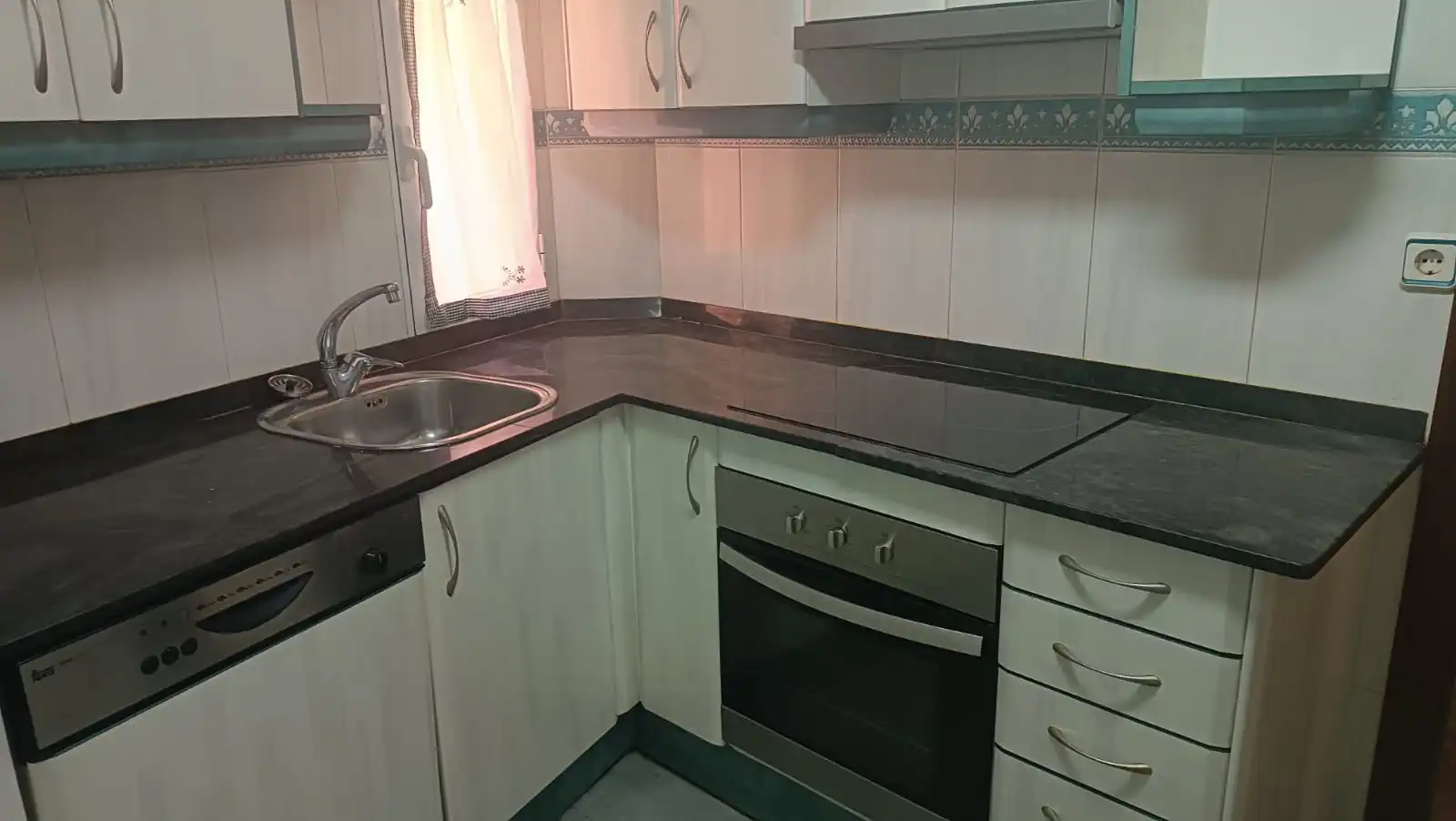 Cuina de Casa adosada en venda en Flix amb Aire condicionat, Calefacció i Terrassa