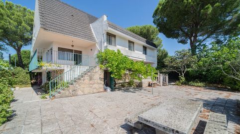 ¡¡La parcela es de 995 m², esquinera y plana, sin escaleras, ideal para disfrutar del exterior!!.