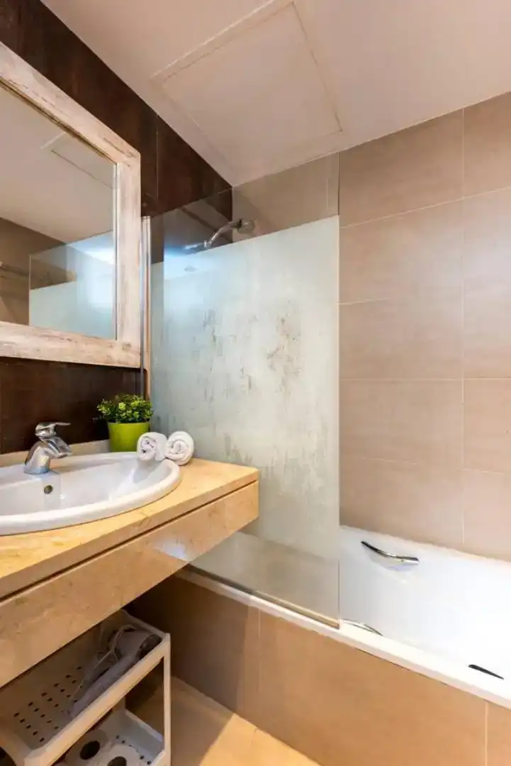 Badezimmer von Wohnung zur Miete in  Sevilla Capital mit Klimaanlage