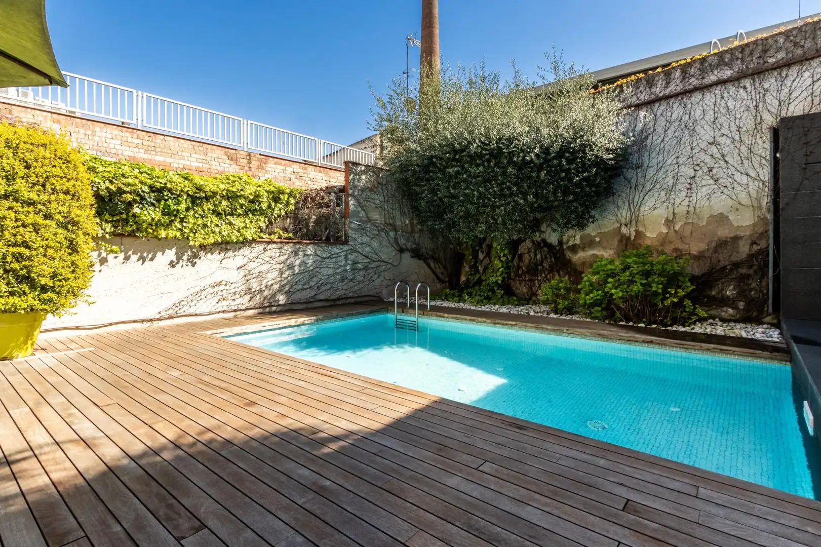 Piscina de Casa adosada en venta en Sabadell con Piscina comunitaria
