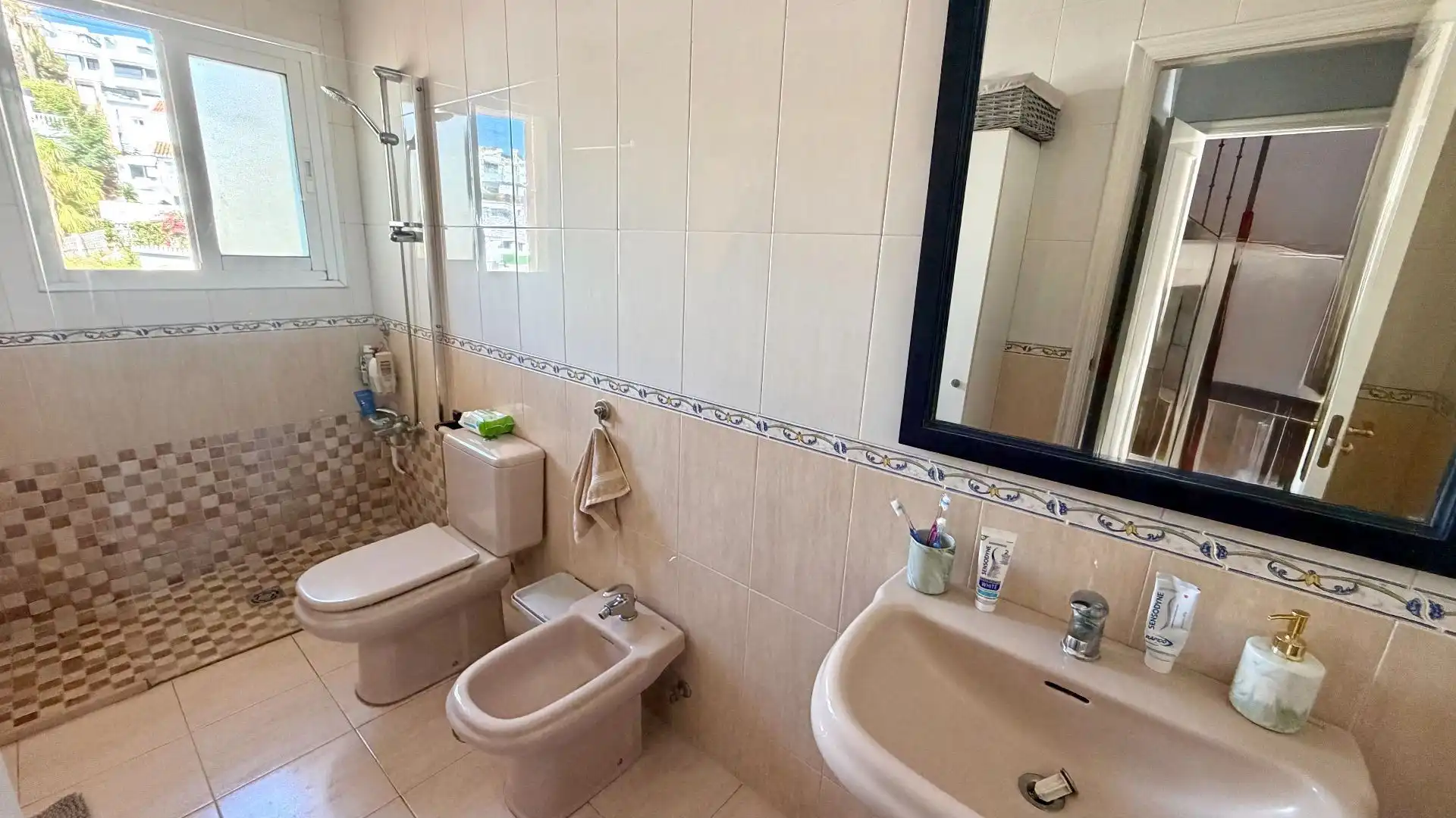 Badezimmer von Einfamilien-Reihenhaus zur Miete in Fuengirola mit Klimaanlage, Privatgarten und Terrasse