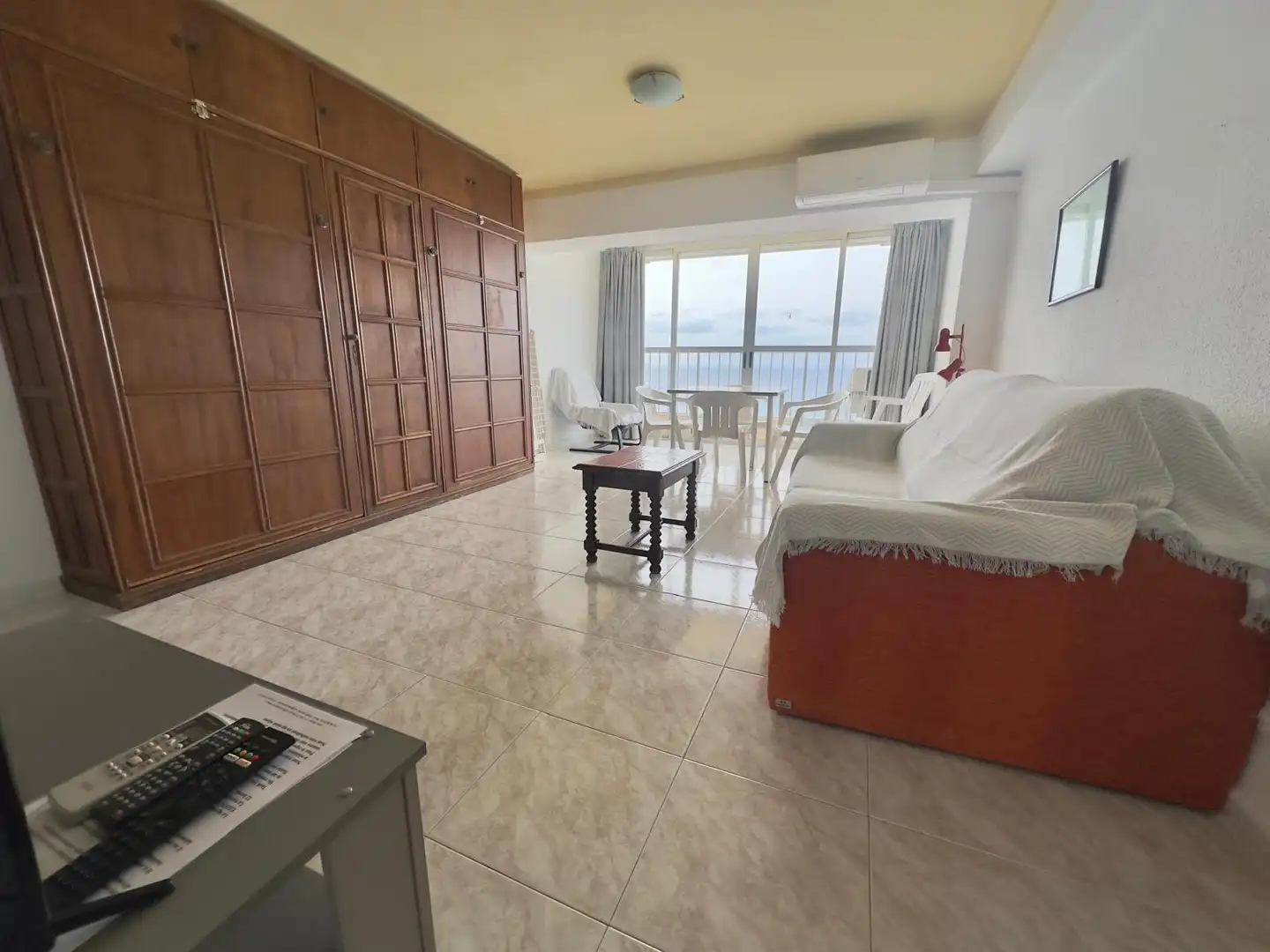 Sala d'estar de Apartament en venda en Benidorm amb Aire condicionat, Terrassa i Moblat
