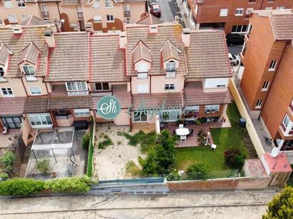 Exterior view of House or chalet for sale in La Lastrilla   with Heating, Parquet flooring and Terrace