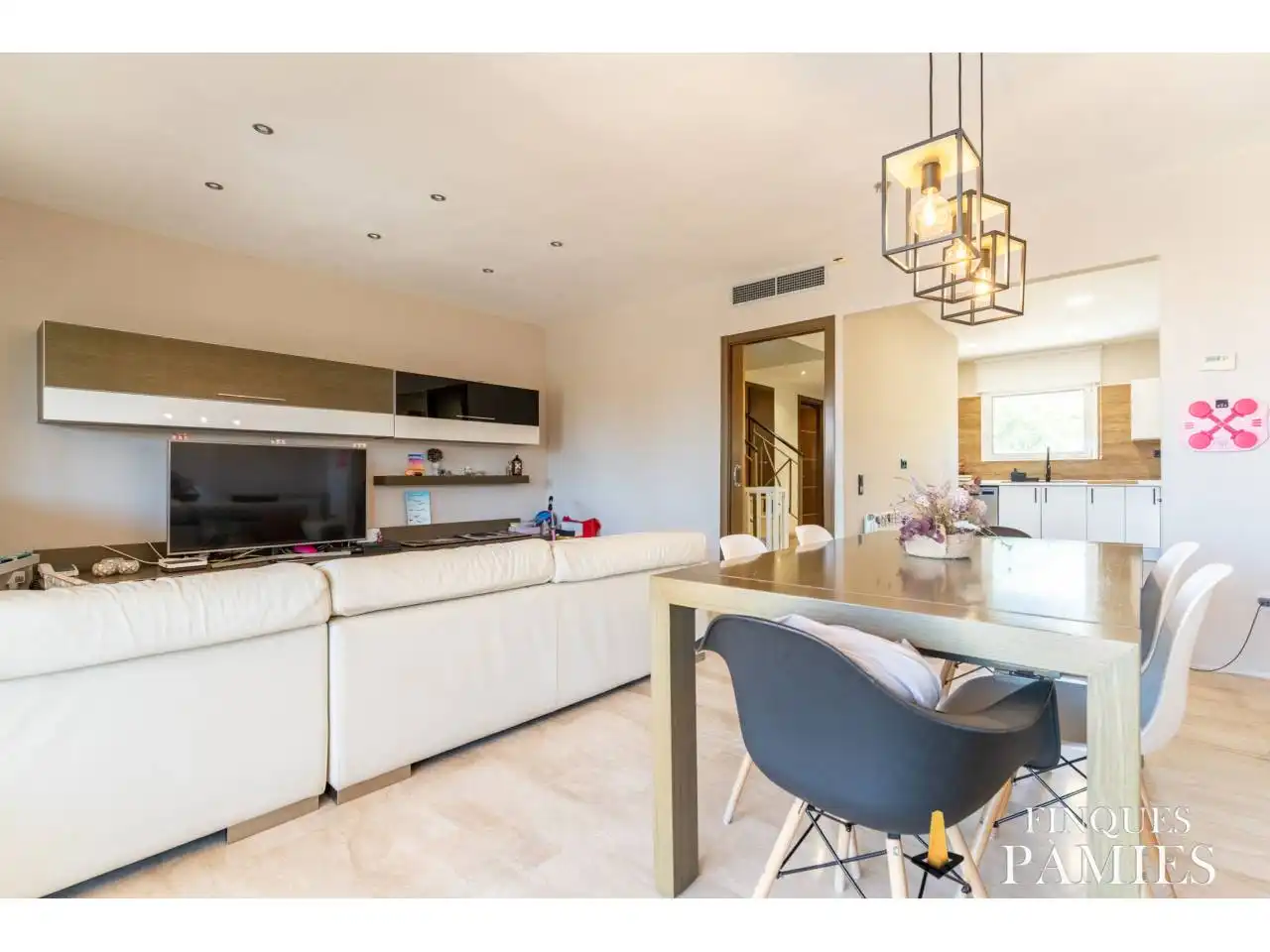 Sala de estar de Casa adosada en venta en Riudoms con Aire acondicionado, Calefacción y Jardín privado