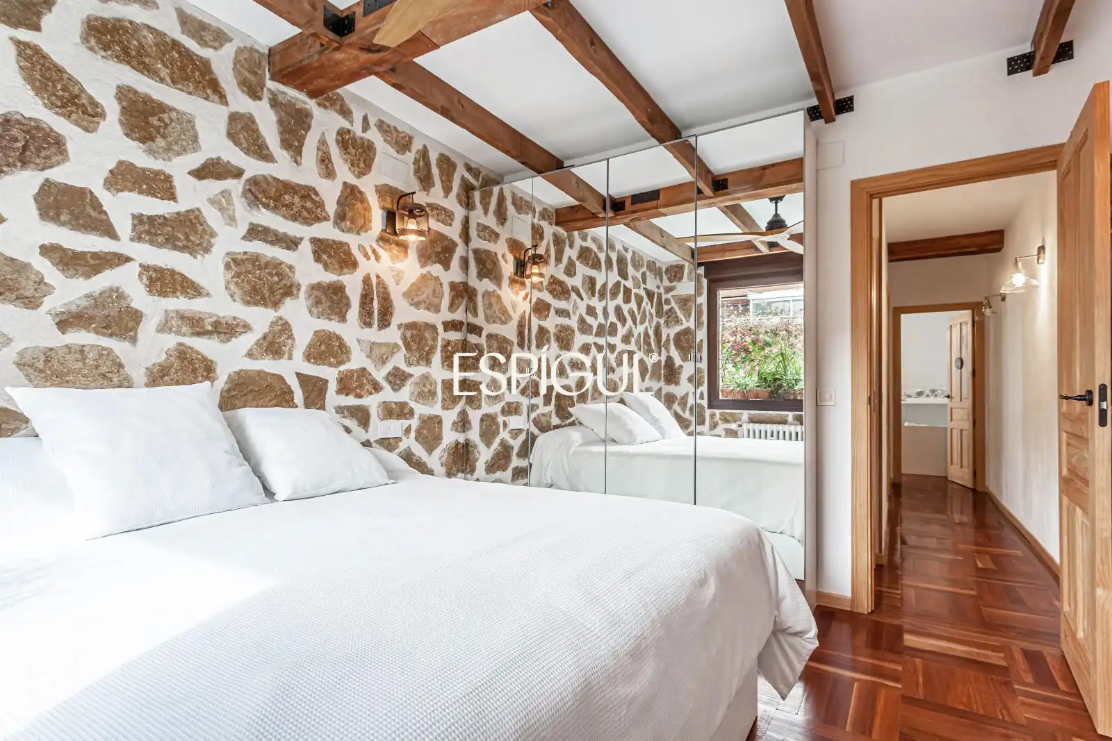 Schlafzimmer von Dachboden zum Verkauf in Madrid mit Klimaanlage, Heizung und Parkett