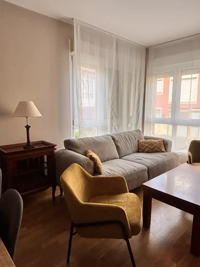 Wohnzimmer von Wohnung zur Miete in Parres mit Parkett, Möbliert und Balkon