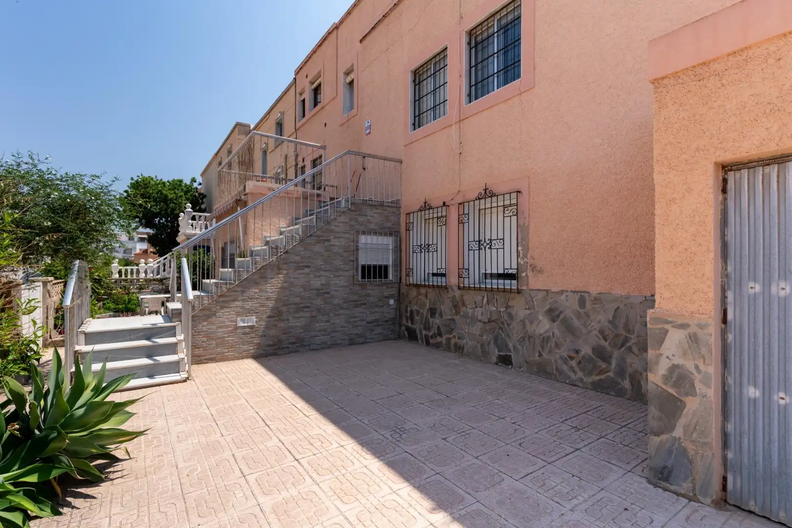 Außenansicht von Einfamilien-Reihenhaus zum Verkauf in Almería