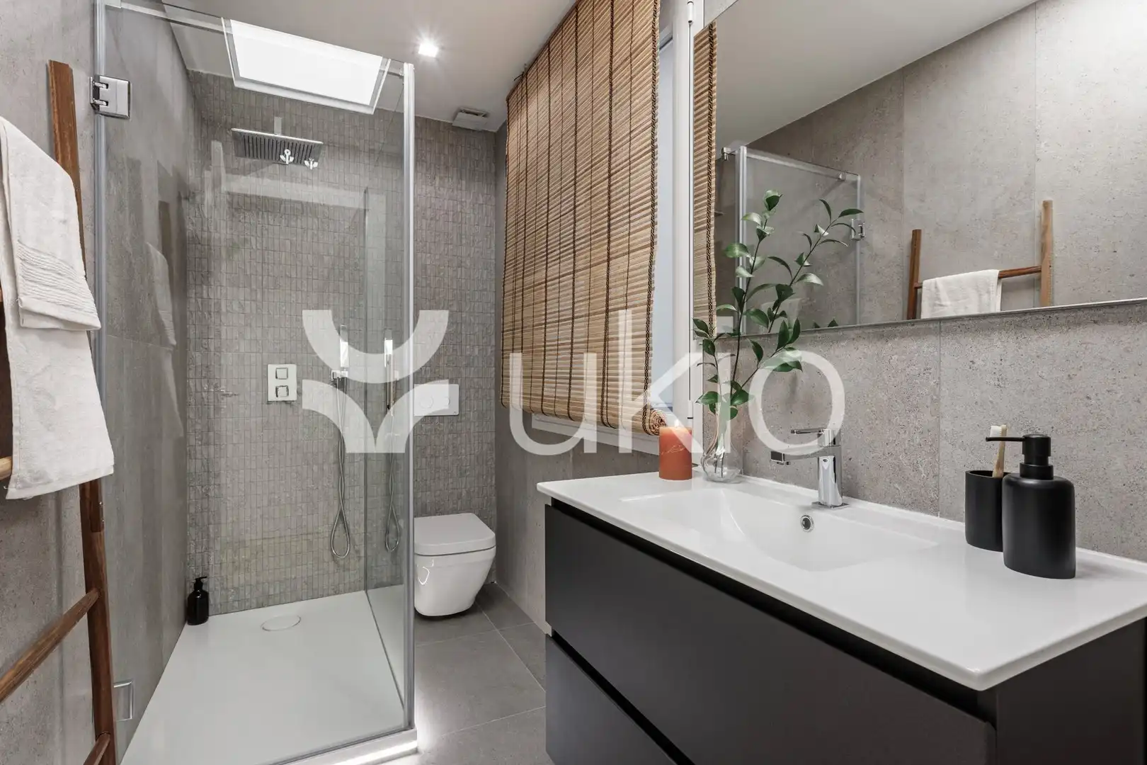 Bany de Apartament de lloguer en Madrid amb Aire condicionat, Calefacció i Moblat
