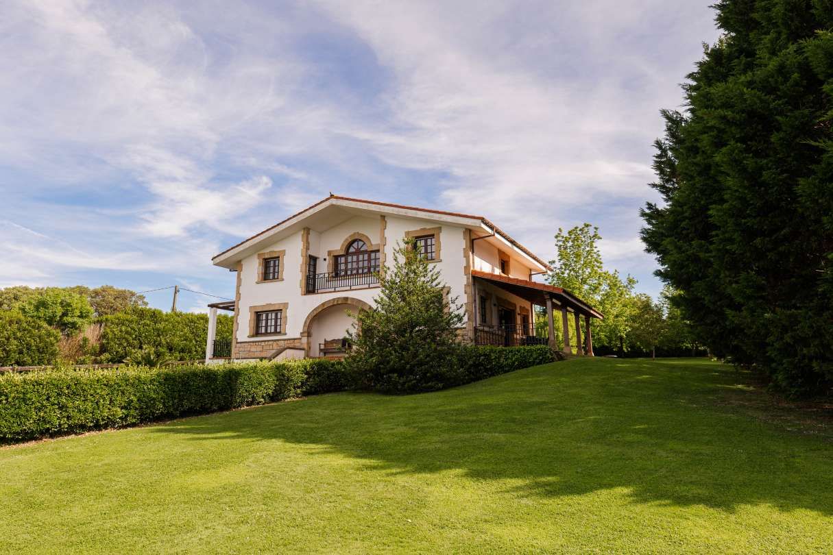 Vista exterior de Casa o xalet en venda en Mungia amb Calefacció, Jardí privat i Terrassa