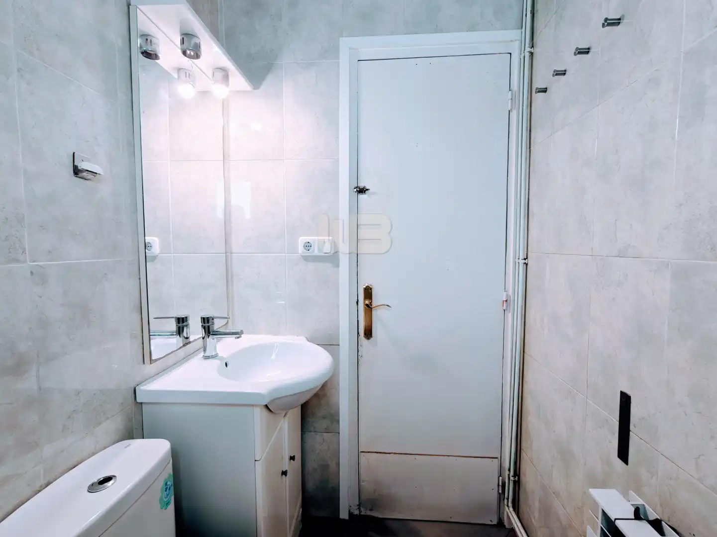 Badezimmer von Dachboden zum Verkauf in Barcelona mit Parkett, Terrasse und Ofen