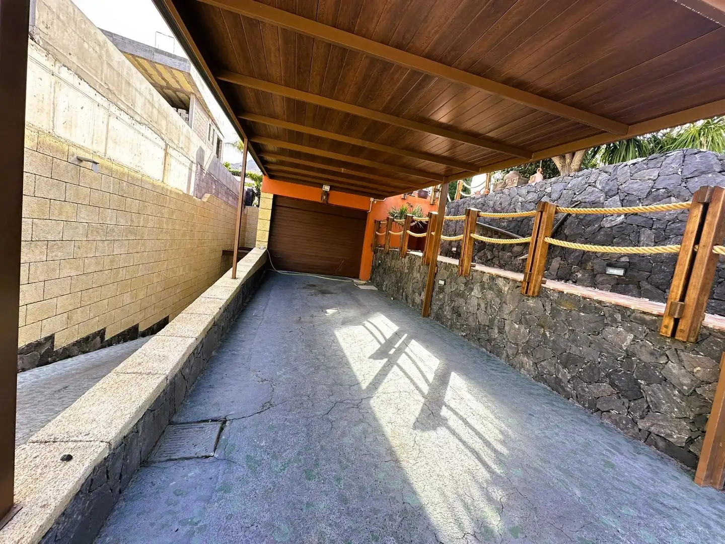 Vista exterior de Casa o xalet en venda en Adeje amb Aire condicionat, Calefacció i Jardí privat