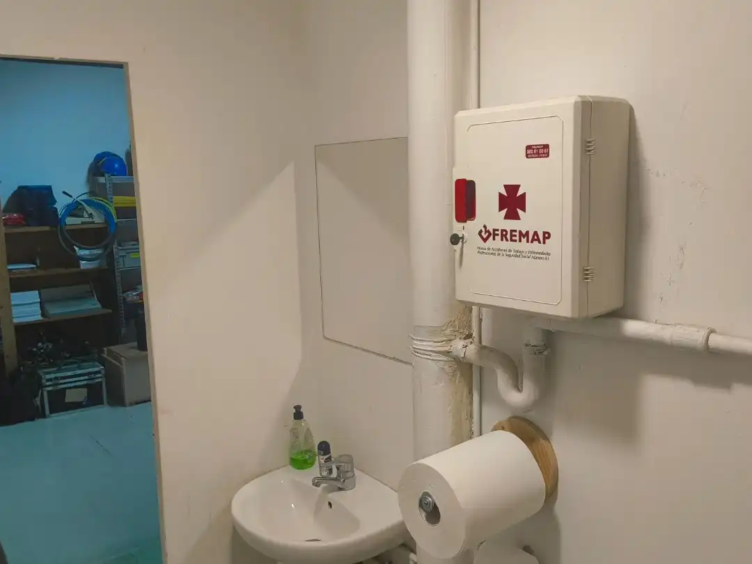 Badezimmer von Geschaftsraum zur Miete in Pallejà