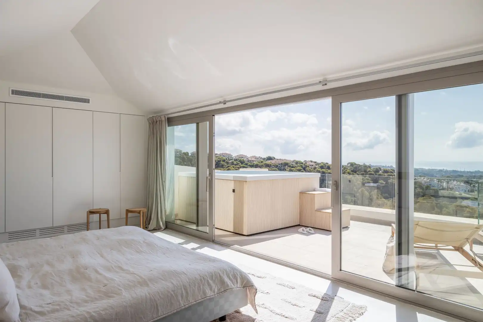 Schlafzimmer von Dachboden zum Verkauf in Marbella mit Terrasse und Balkon