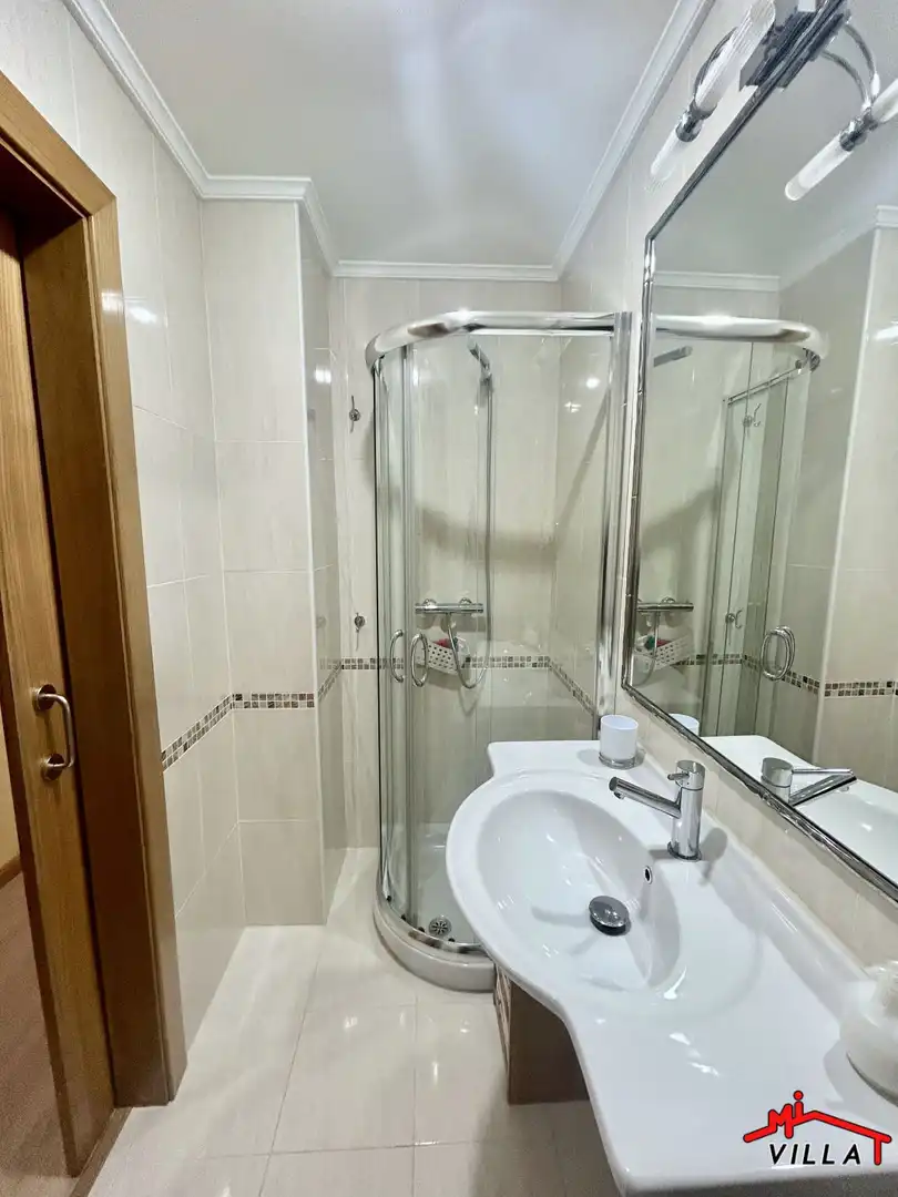Baño de Piso en venta en Laredo con Parquet y Amueblado