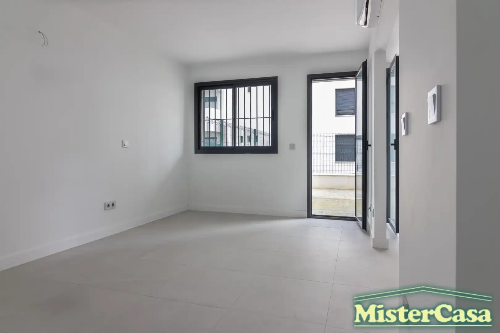 Wohnung zum Verkauf in Jerez de la Frontera mit Klimaanlage, Privatgarten und Terrasse