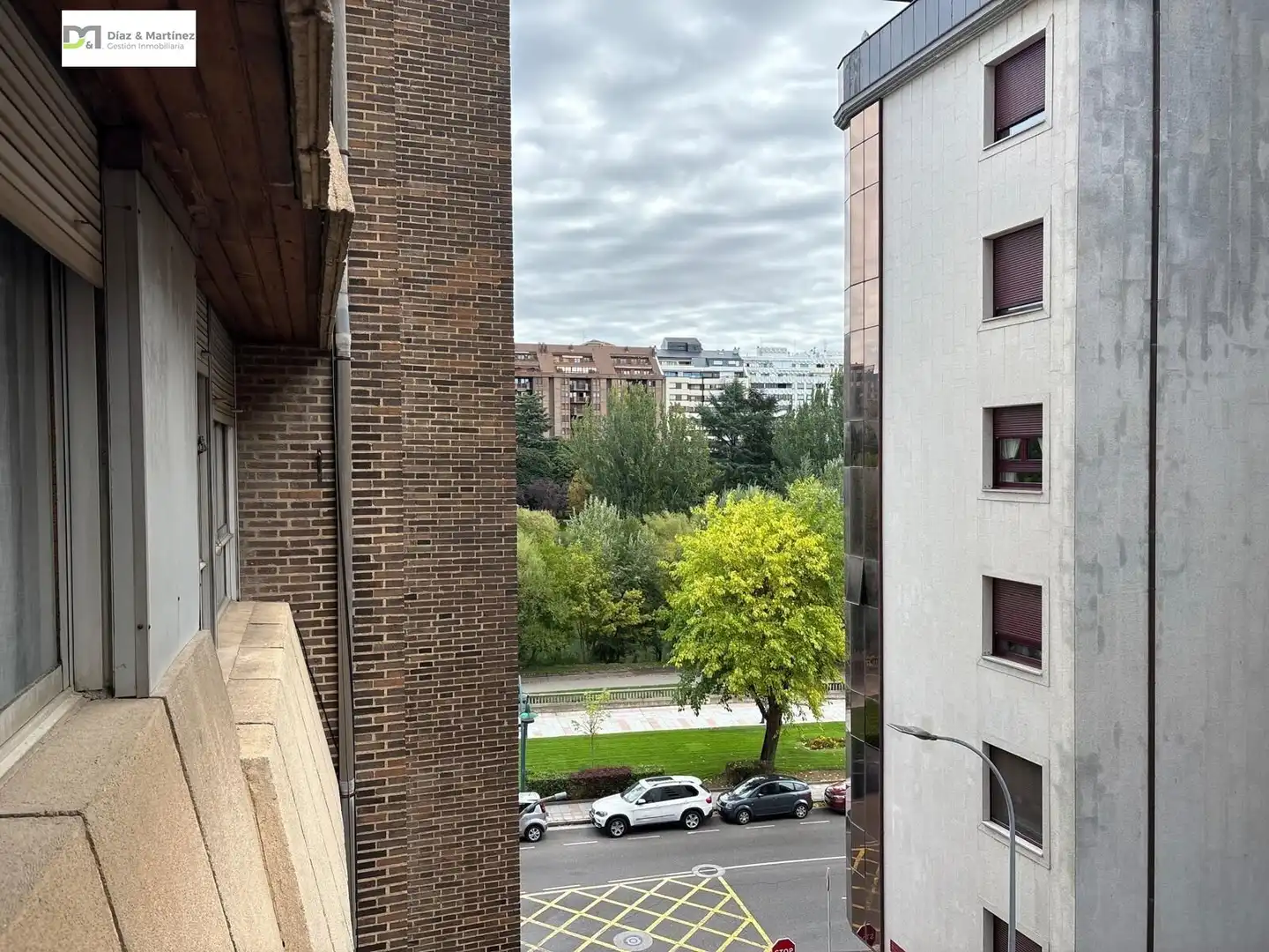 Vista exterior de Pis en venda en León Capital  amb Calefacció