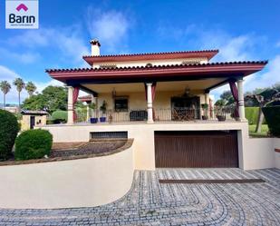 Vista exterior de Casa o xalet en venda en  Córdoba Capital amb Aire condicionat, Calefacció i Jardí privat