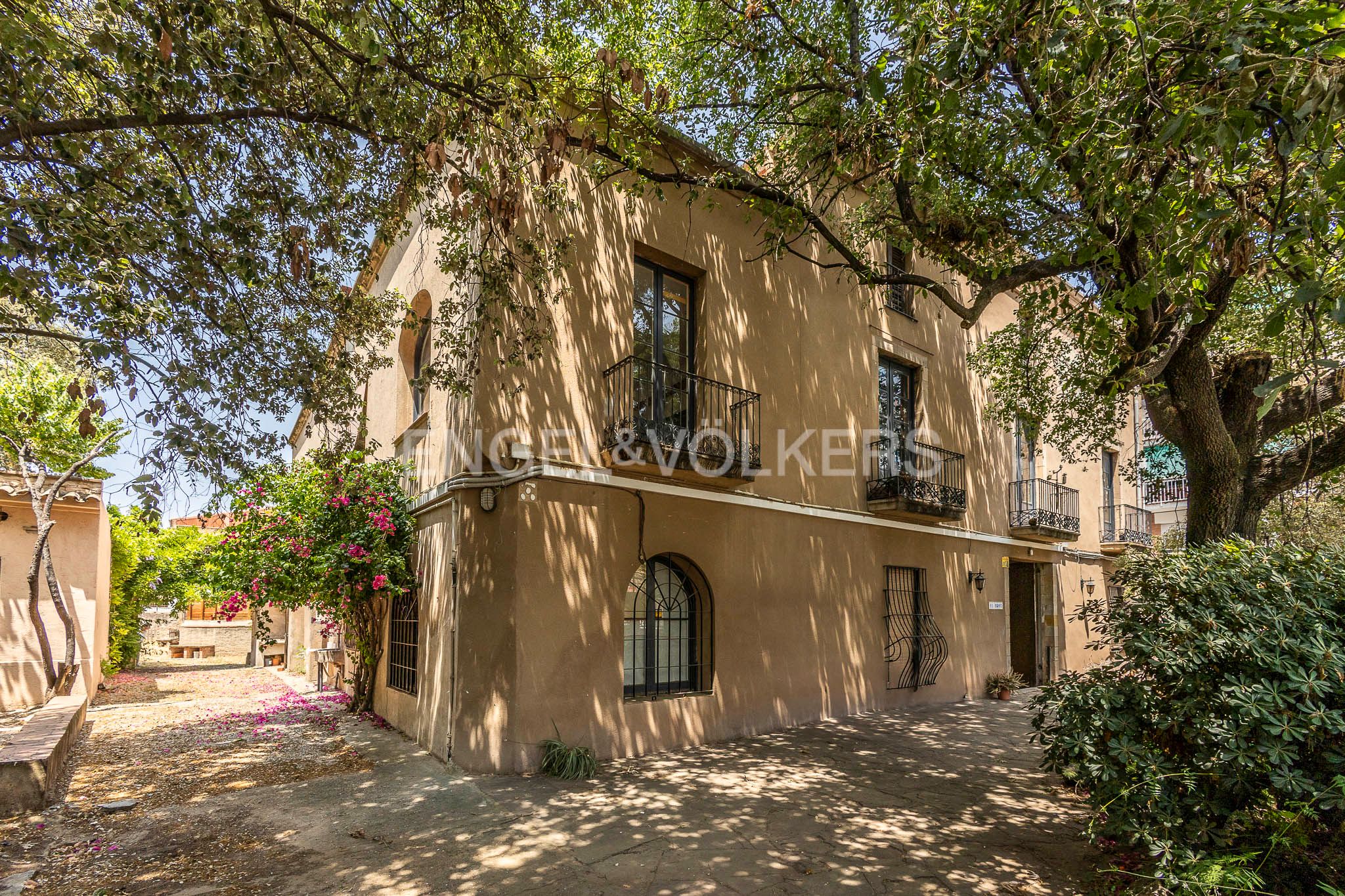 Vista exterior de Casa o xalet en venda en Sant Joan Despí amb Aire condicionat, Calefacció i Jardí privat