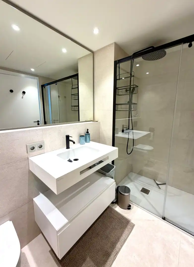 Bany de Apartament de lloguer en Sitges amb Aire condicionat, Calefacció i Jardí privat