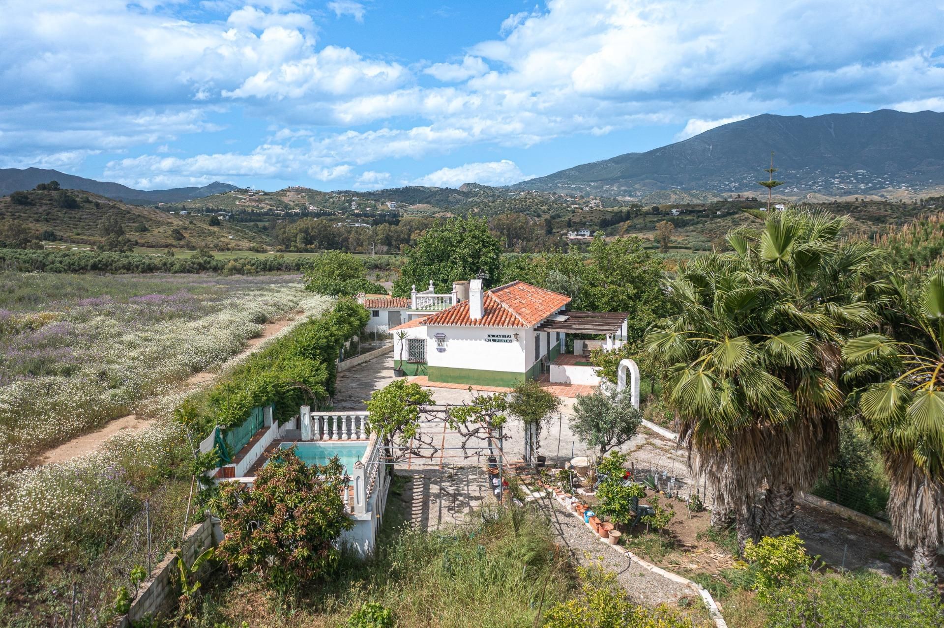 Vista exterior de Finca rústica en venda en Mijas amb Jardí privat, Terrassa i Piscina
