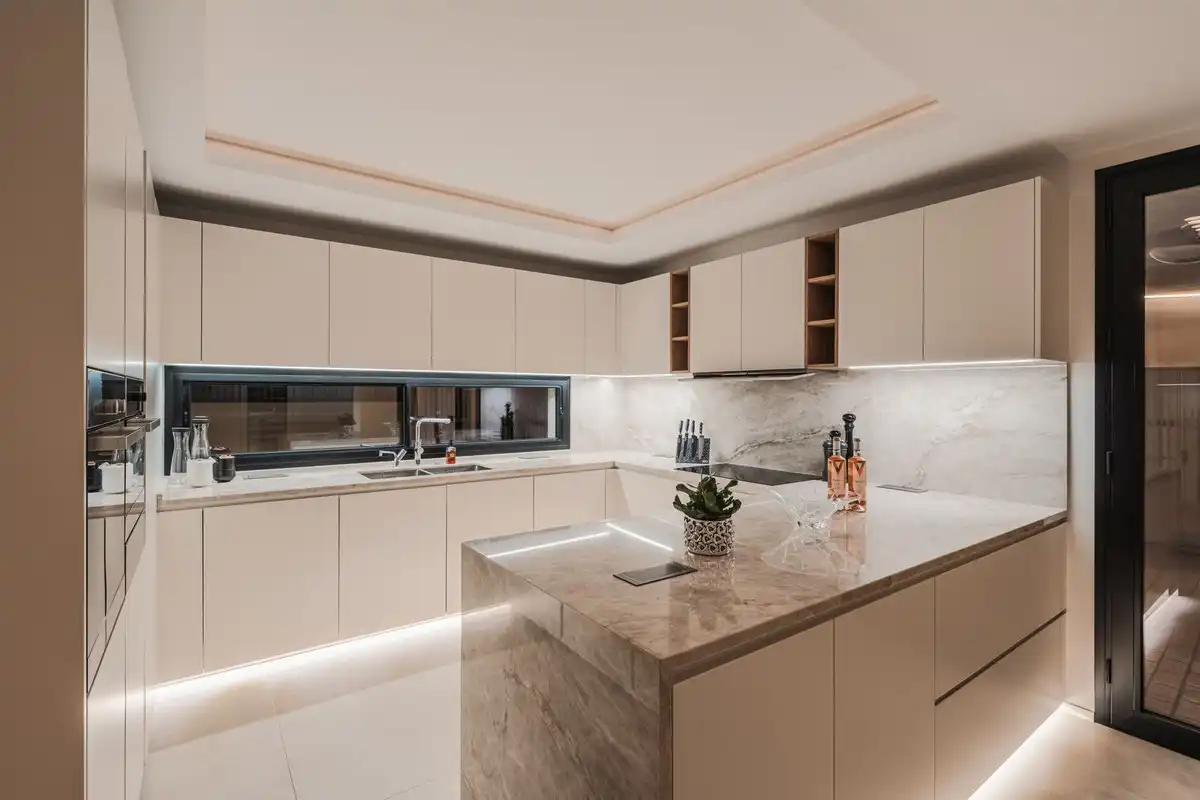 Cuina de Casa o xalet en venda en Marbella amb Aire condicionat, Jardí privat i Terrassa