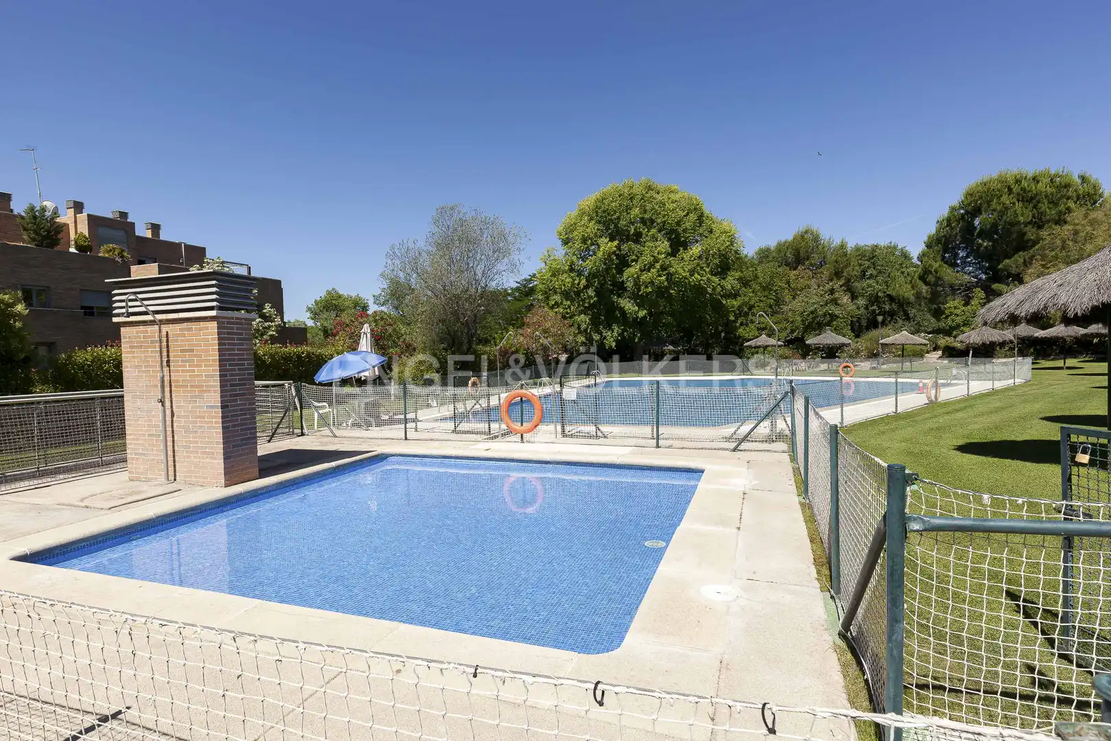 Schwimmbecken von Maisonette zur Miete in La Moraleja mit Klimaanlage, Heizung und Privatgarten