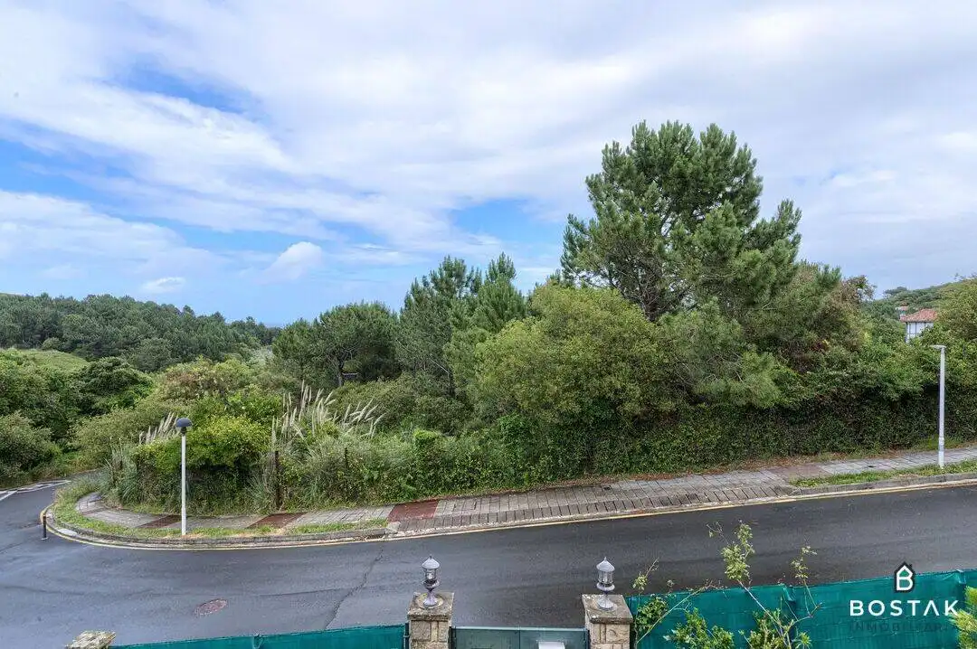 Vista exterior de Casa o xalet en venda en Barrika amb Calefacció, Jardí privat i Terrassa