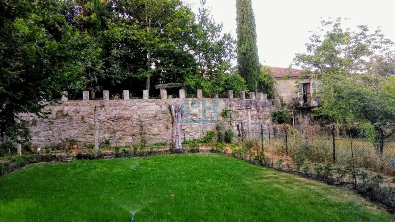Finca rústica en venta en Beade  con Jardín privado y Amueblado
